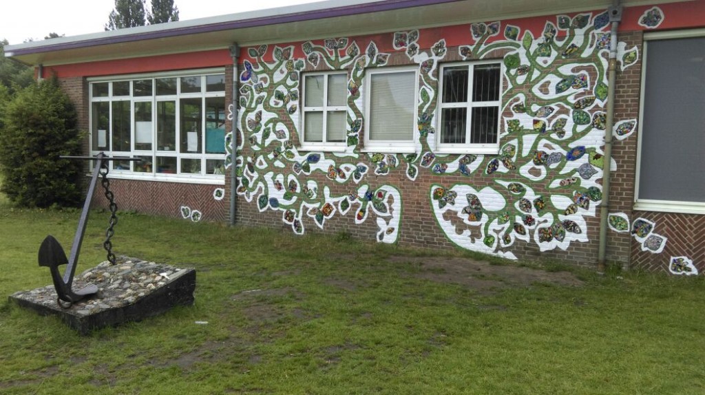 De kinderen maakten de blaadjes van mozaiek, wij de boom.