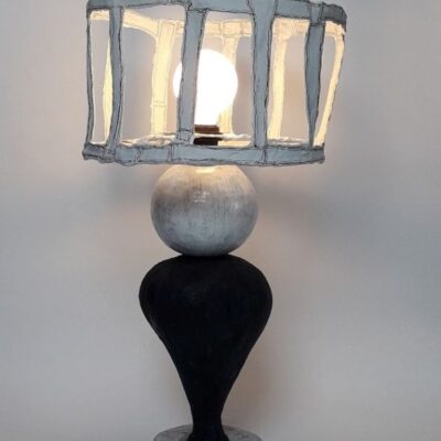 Lamp met lijntjes, 68 cm hoog, keramiek, gips, verf, epoxy, 2022