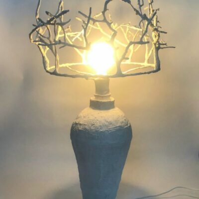 Witte takkenlamp,61 cm hoog, keramiek, gips, epoxy , verf, 2022