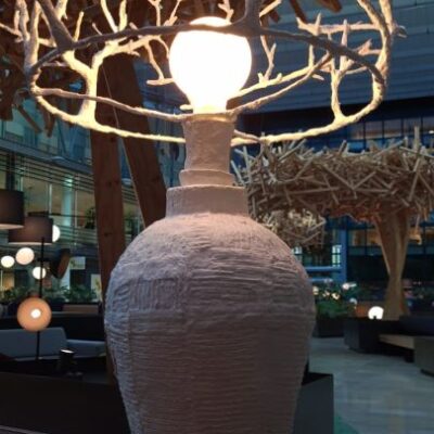 Witte takkenlamp,61 cm hoog, keramiek, gips, epoxy , verf, 2022 bij WTC